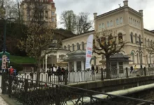 Karlovy Vary pohled na ulici a řeku