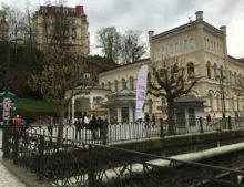 Karlovy Vary pohled na ulici a řeku