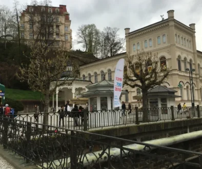 Karlovy Vary pohled na ulici a řeku