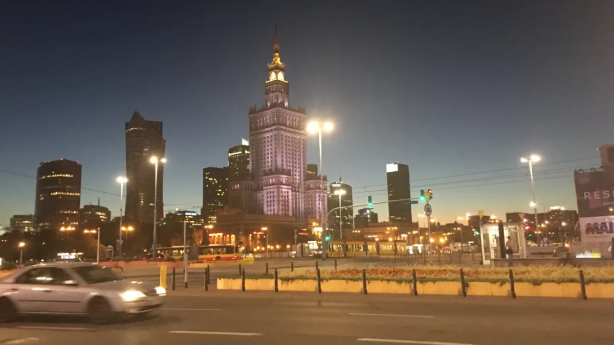 polská Varšava v noci v roce 2025