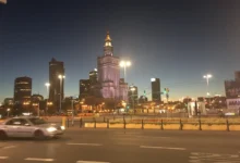 polská Varšava v noci v roce 2025