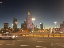 polská Varšava v noci v roce 2025