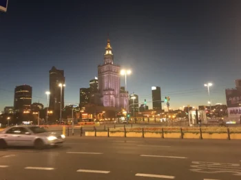 polská Varšava v noci v roce 2025