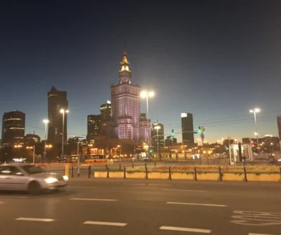 polská Varšava v noci v roce 2025