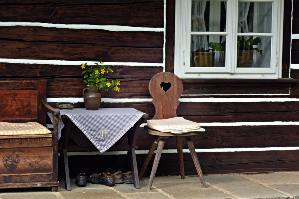 Dřevěná židle stojící před chalupou.