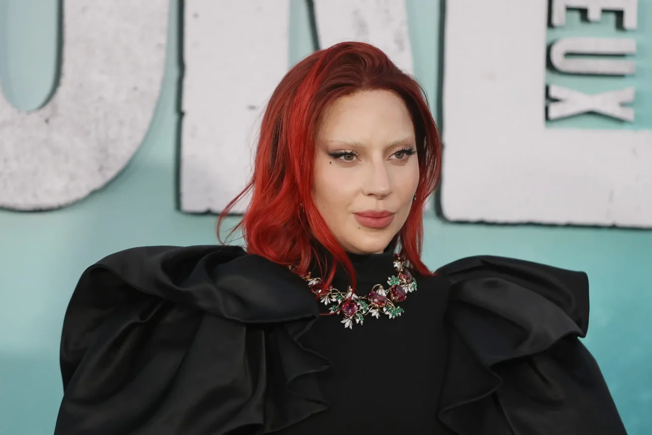 Lady Gaga pózuje novinářům. 