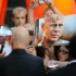 Bruce Willis obklopený fanoušky.
