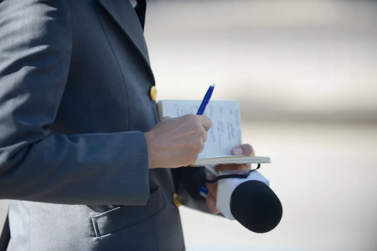 žena vyplňuje test na papíře