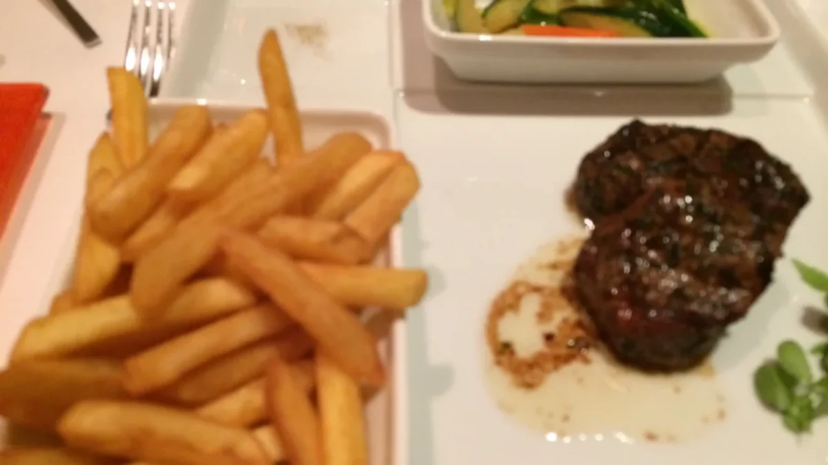talíře s jídlem v restauraci