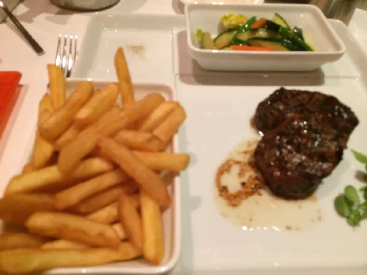 talíře s jídlem v restauraci