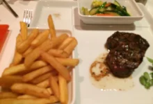talíře s jídlem v restauraci