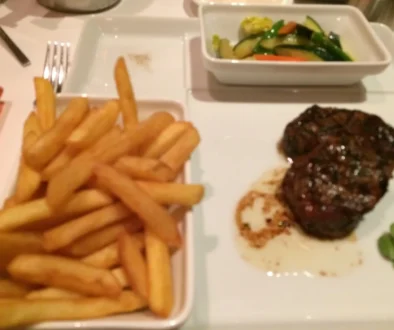 talíře s jídlem v restauraci
