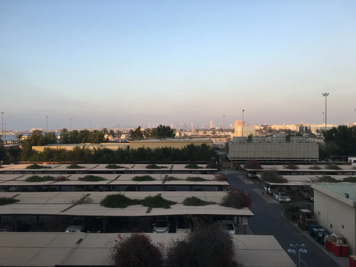 výhled na město v dálce