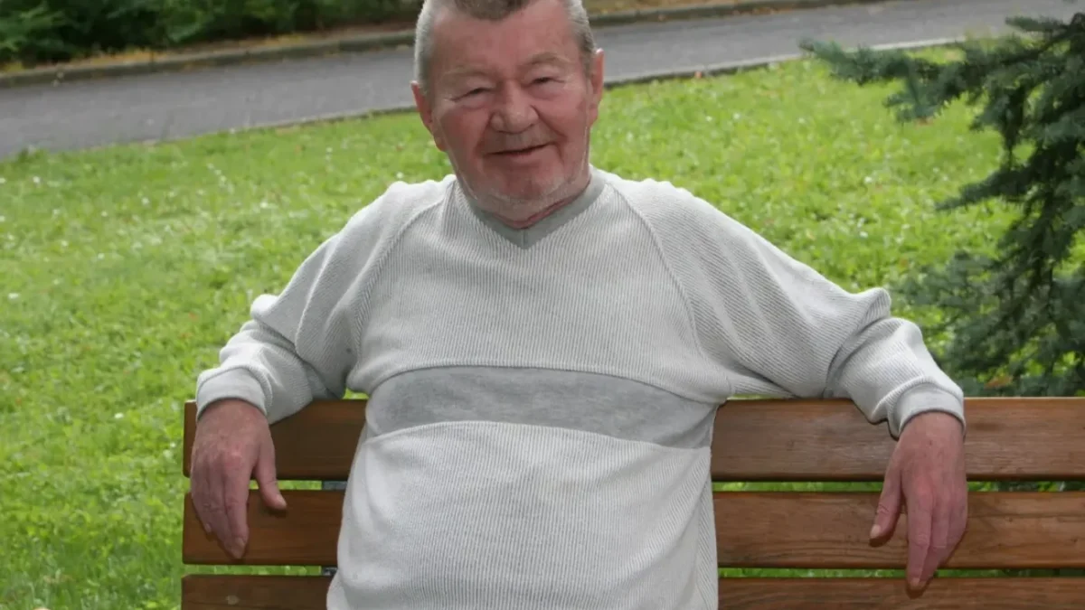 český herec Václav Sloup na lavičce