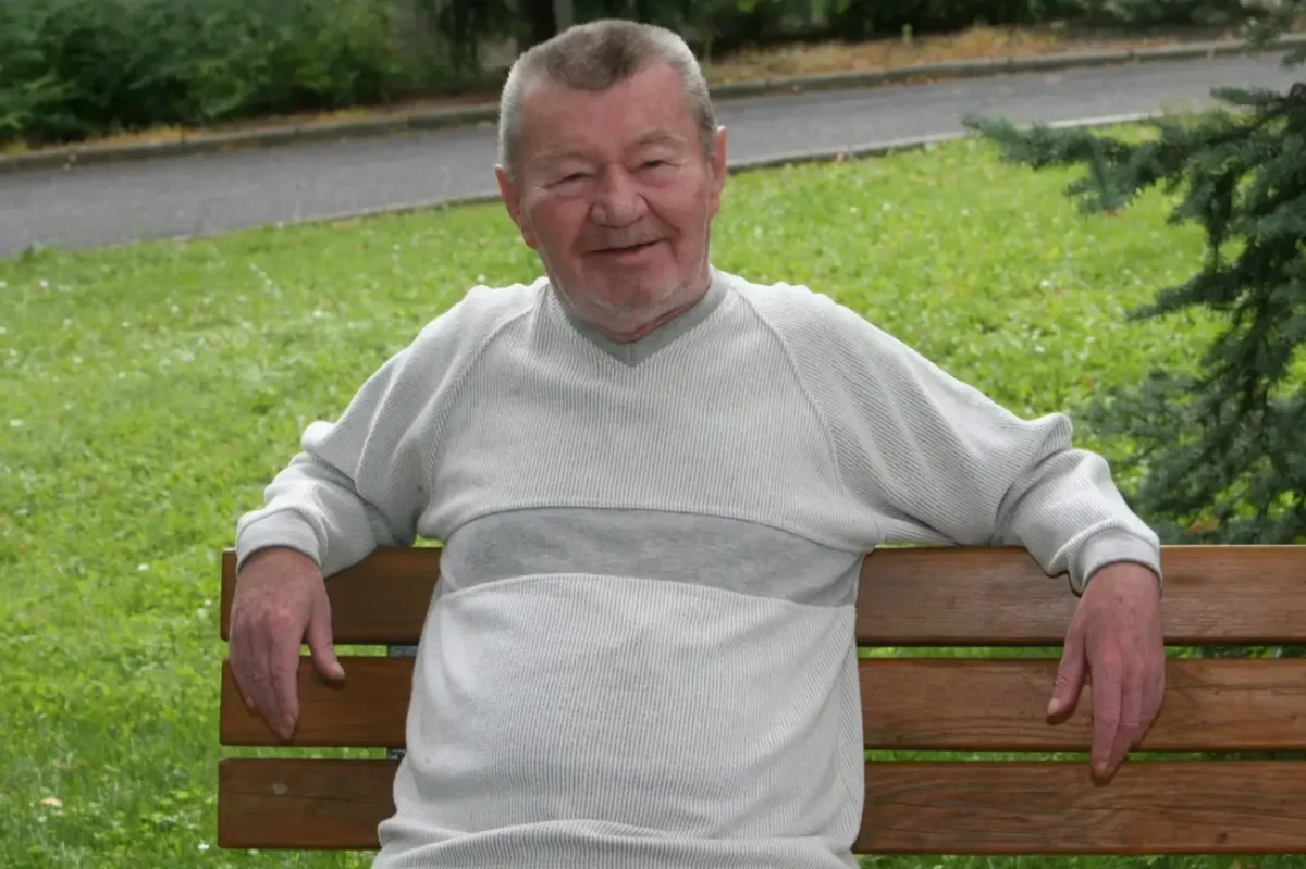 český herec Václav Sloup na lavičce