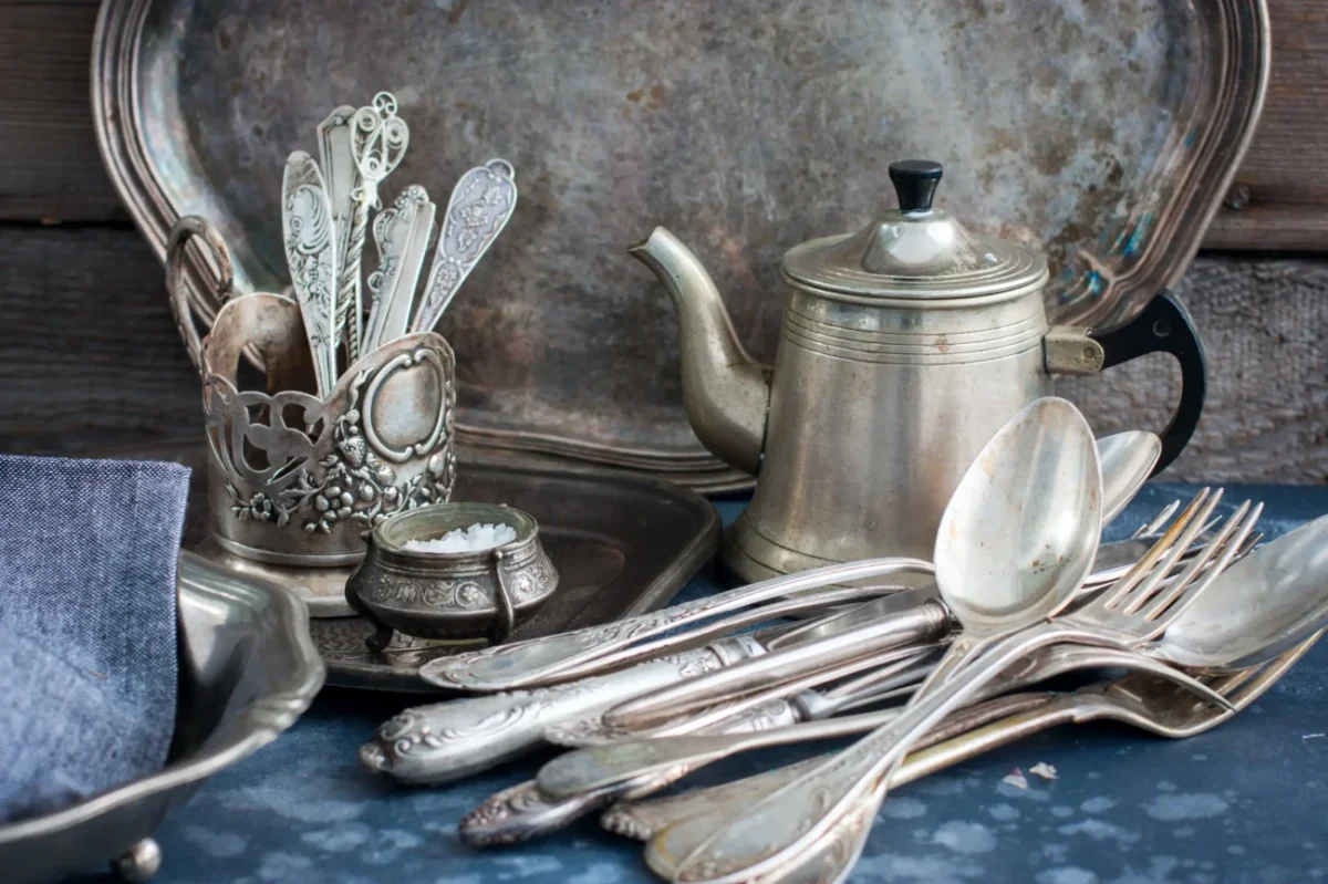 Staré nádobí, včetně lžic.