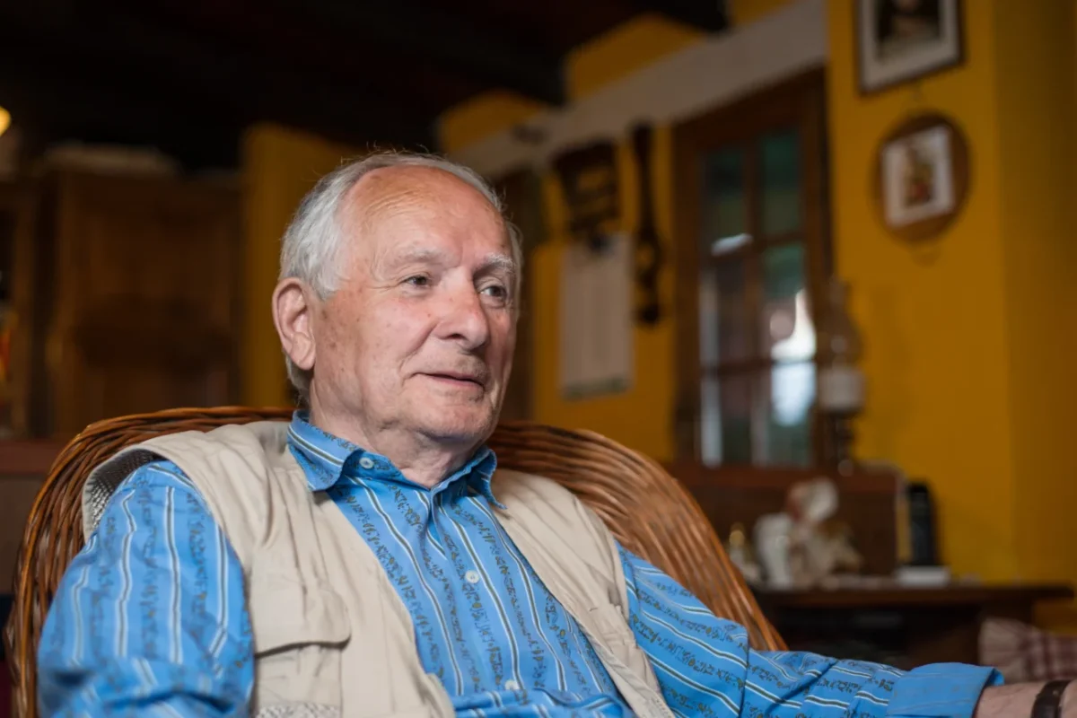 Starší muž se dívá na televizi.