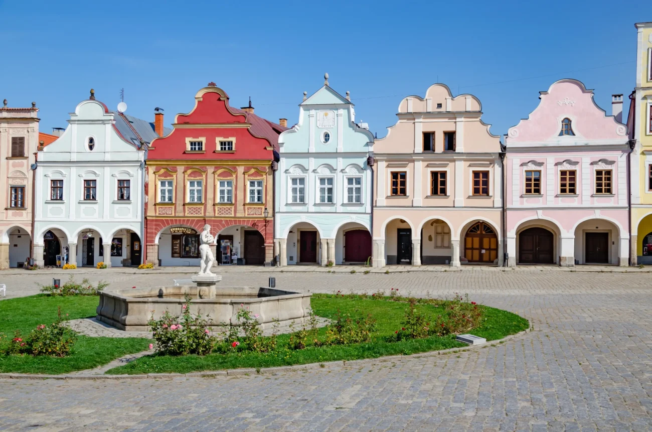 shutterstock_2243476141-2 | TVGURU.cz Náměstí v Telči.