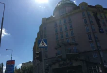 slunce v letním dni nad městem a budovou
