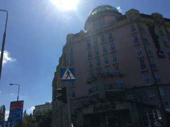 slunce v letním dni nad městem a budovou