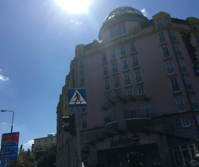 slunce v letním dni nad městem a budovou