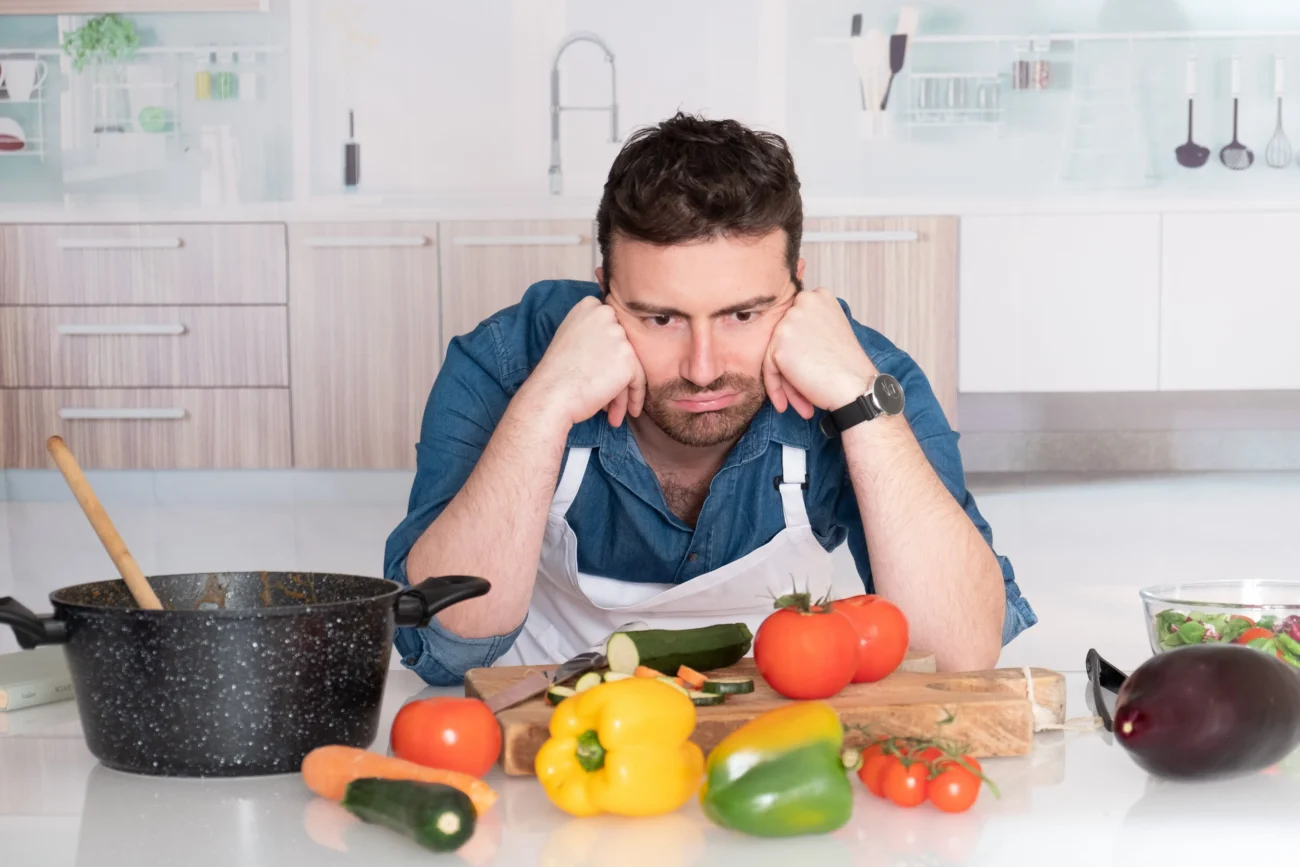 shutterstock_1330887995-min | TVGURU.cz muž opřený o kuchyňskou linku