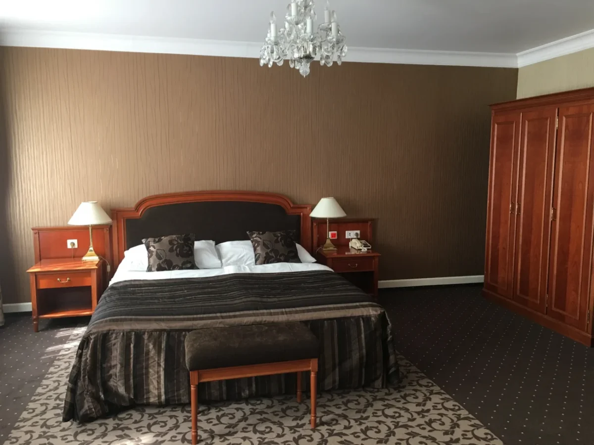 ložnice, zeď a dekorace na zdi