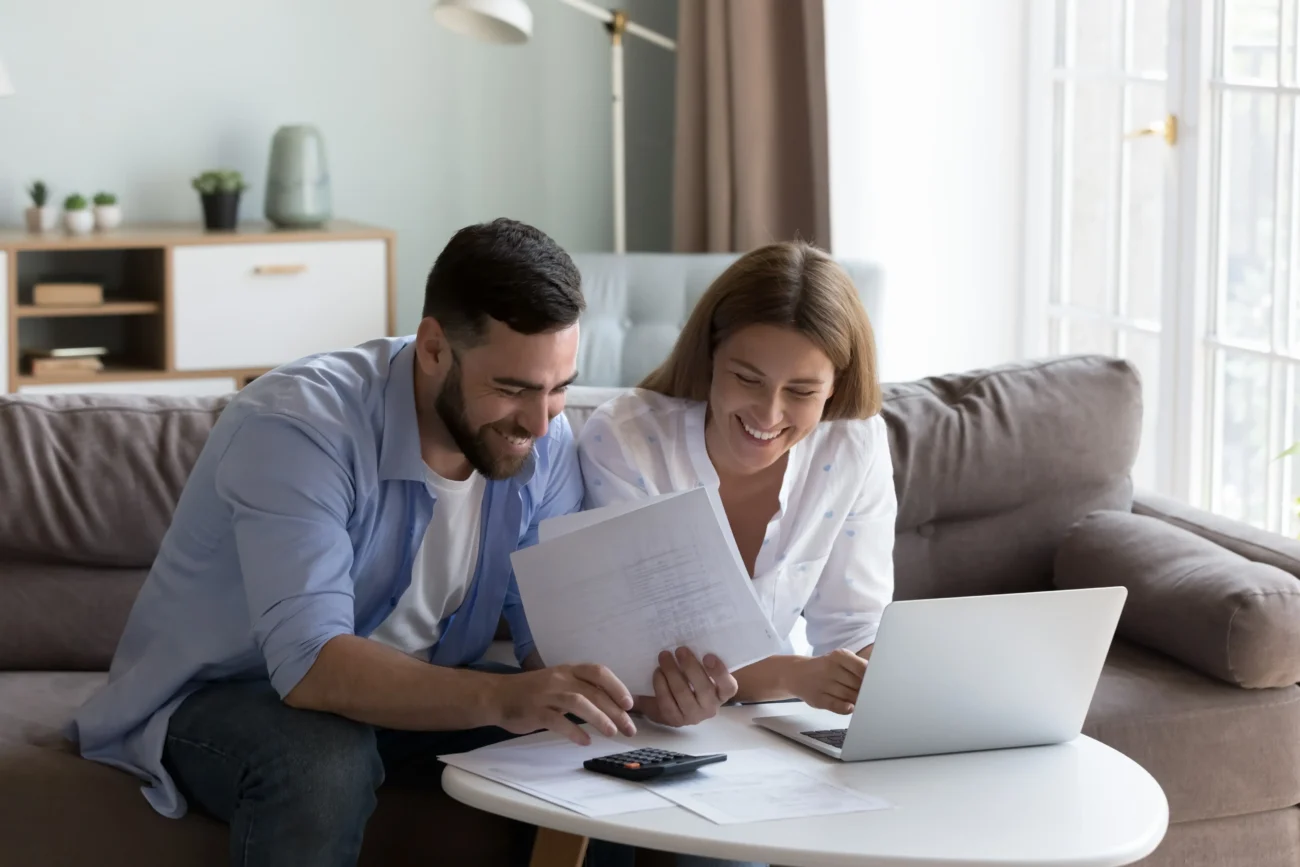 Finanční krize bude u některých jmen brzy zažehnána. Zdroj: Shutterstock1 | TVGURU.cz Pár počítající peníze.