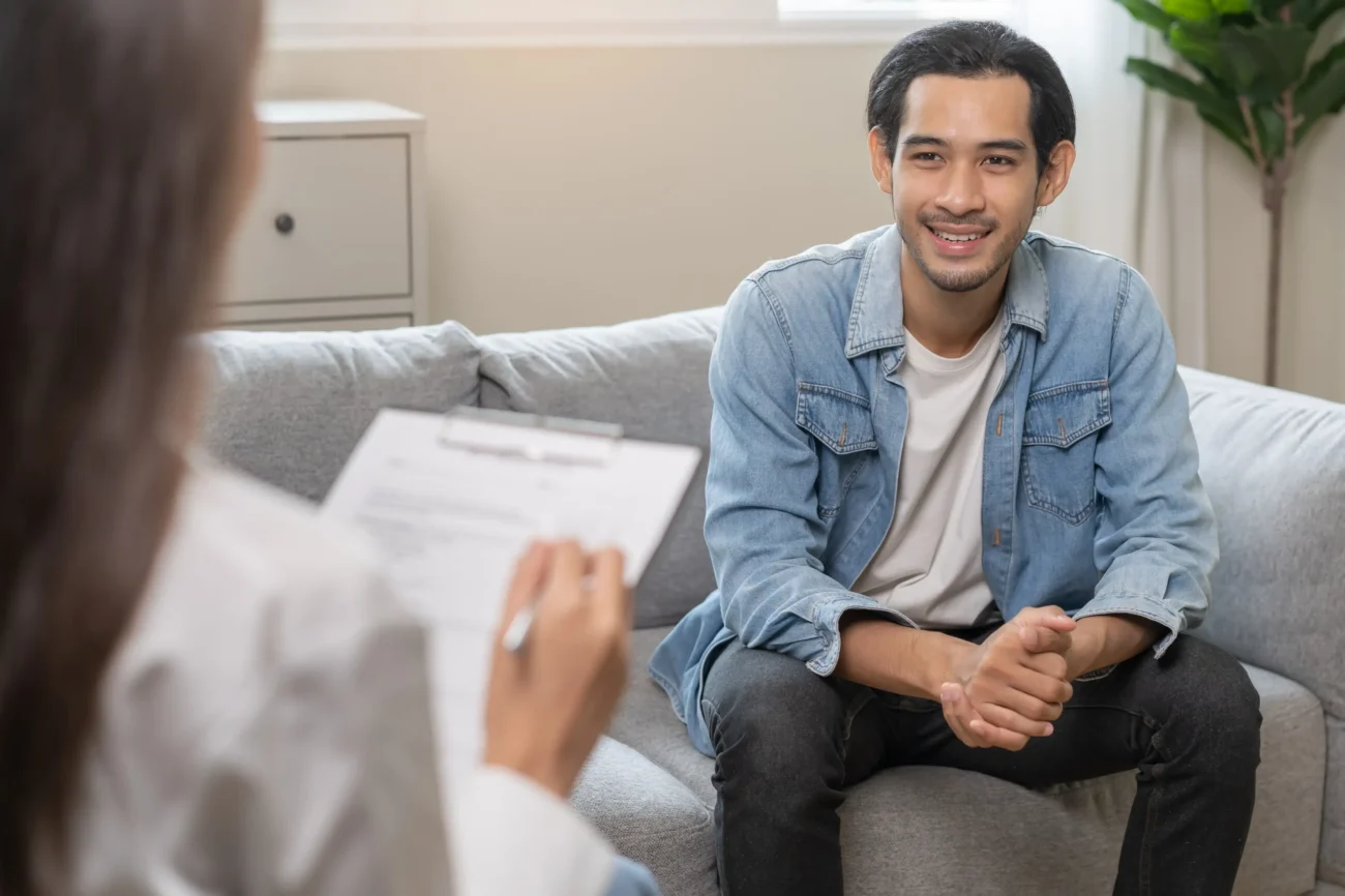 Psychologové o vás zjistí mnohé. Zdroj: Shutterstock | TVGURU.cz Muž sedící u psycholožky.