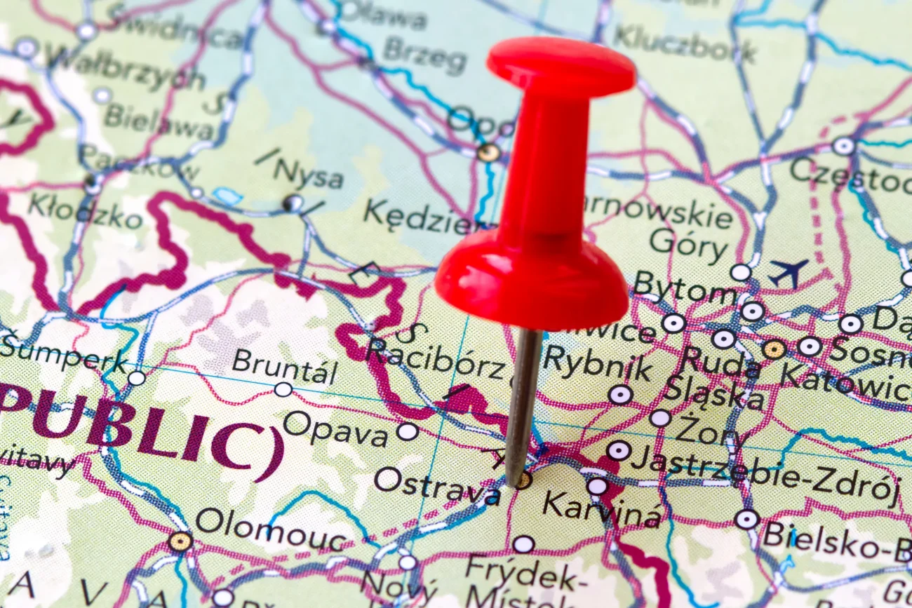 I Ostrava má svá specifická slova. Zdroj: Shutterstock | TVGURU.cz Mapa s připínáčkem u Ostravy.