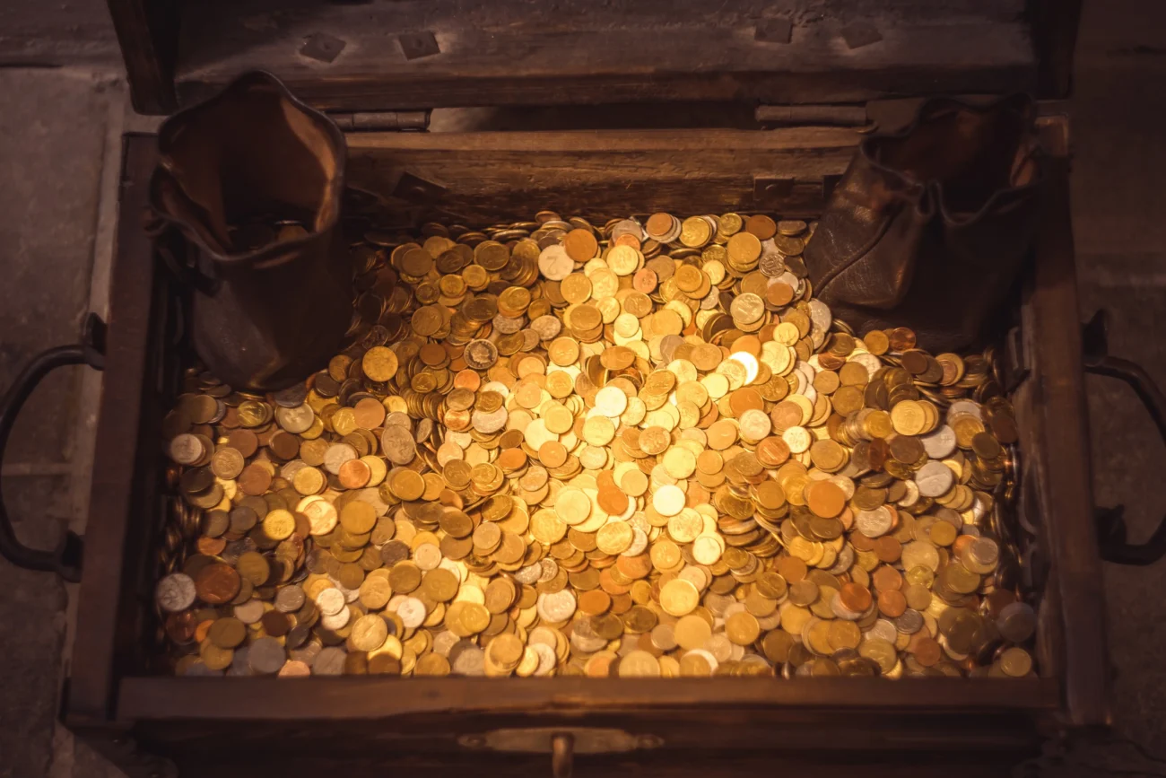 shutterstock_1184689510-2 | TVGURU.cz Bedna plná zlaťáků.