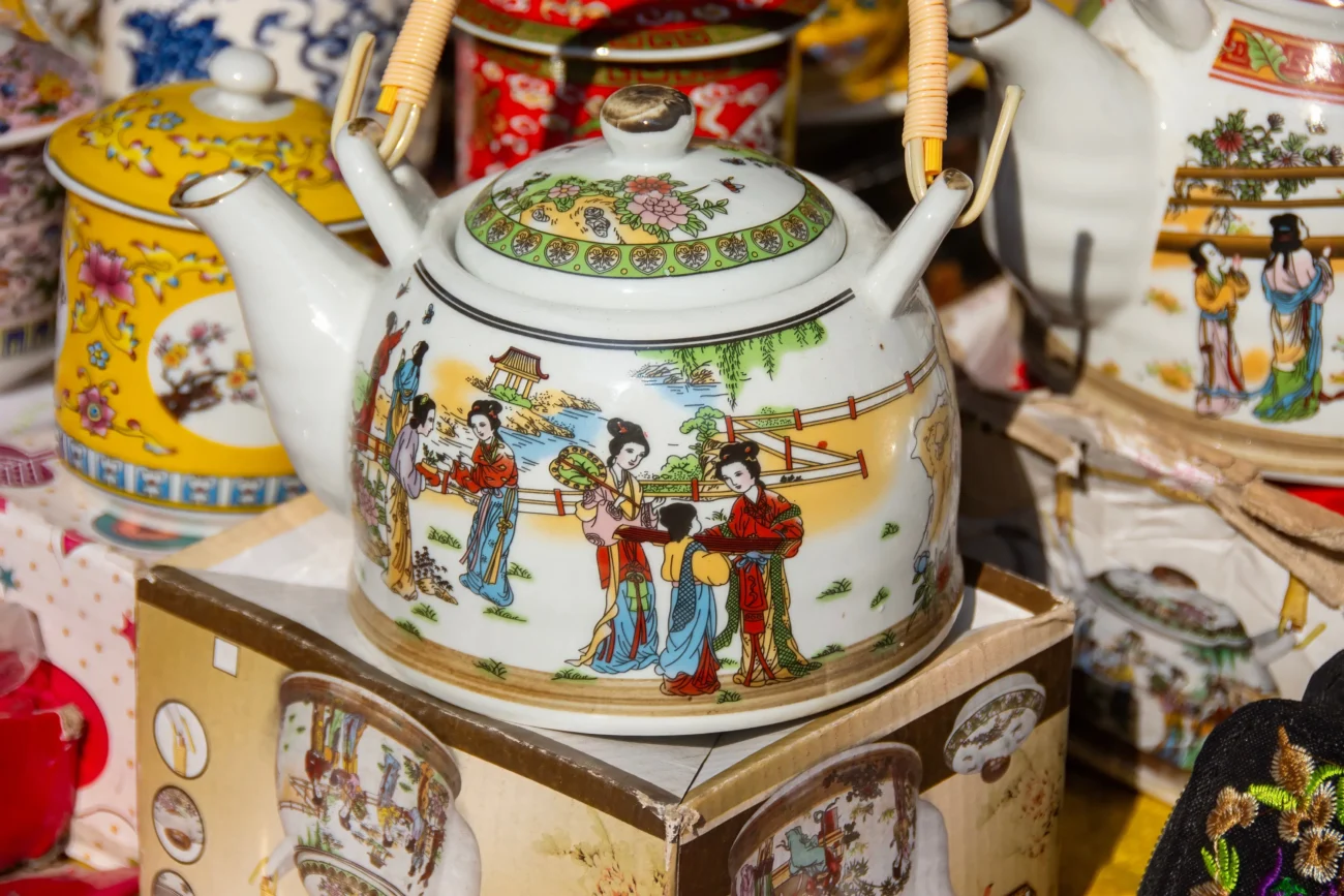 shutterstock_2501570219-2 | TVGURU.cz Hezky zdobený čínský porcelán.