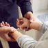 Policista muži dává pouta.