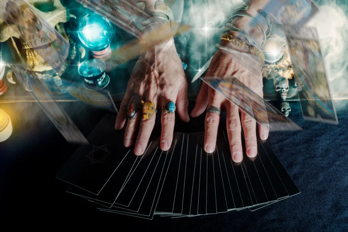 Ruce staré ženy s výraznými prsteny.