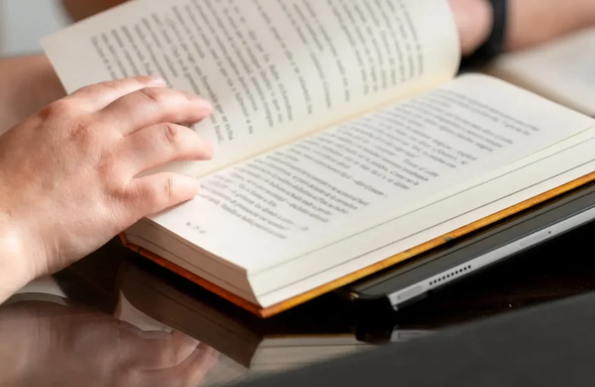 ruka listuje v knize