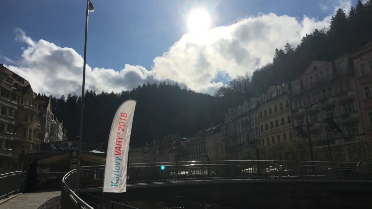 Karlovy Vary pohled na řeknu a město 2025 léto