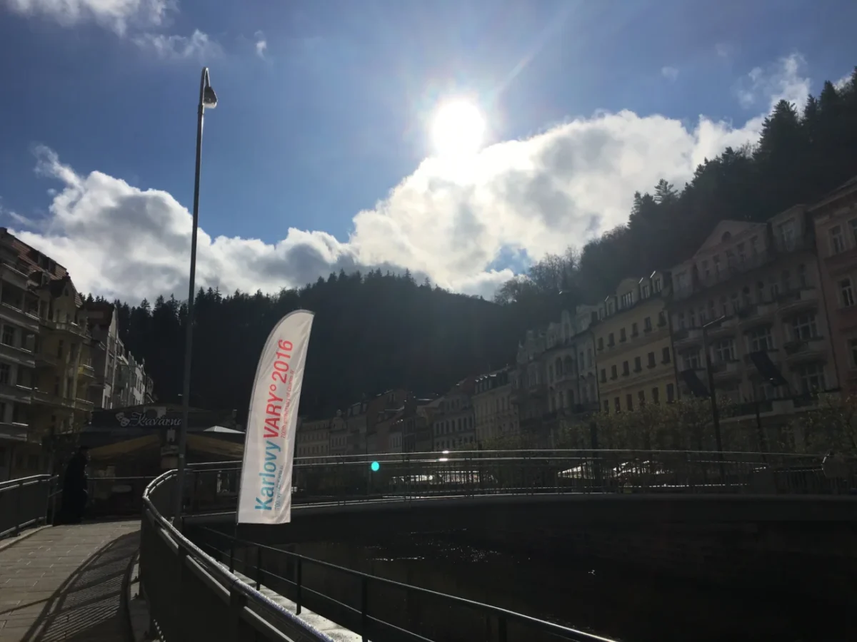 Karlovy Vary pohled na řeknu a město 2025 léto