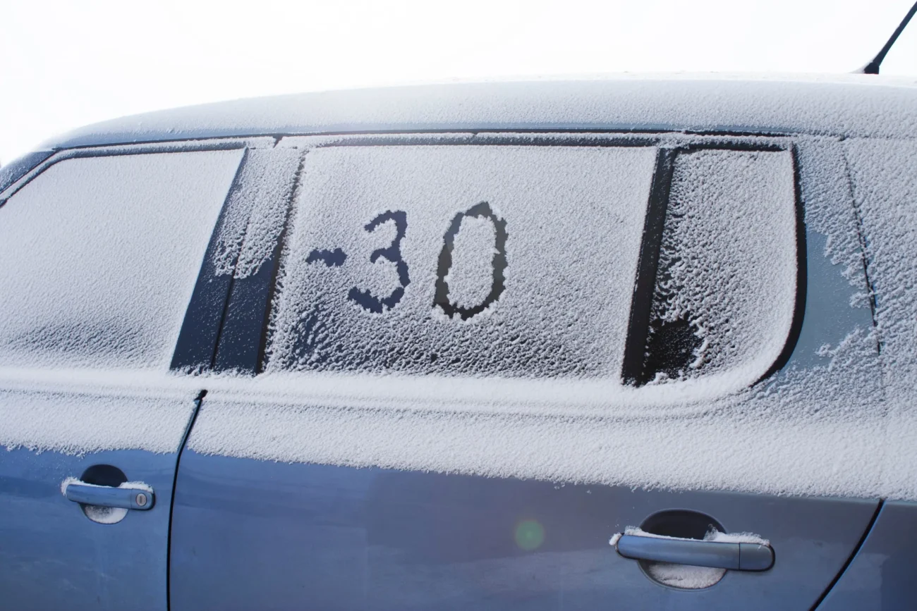 Teploty mohou v budoucnu dosahovat i -30 °C. Zdroj: Shutterstock | TVGURU.cz Zmrzlé auto.
