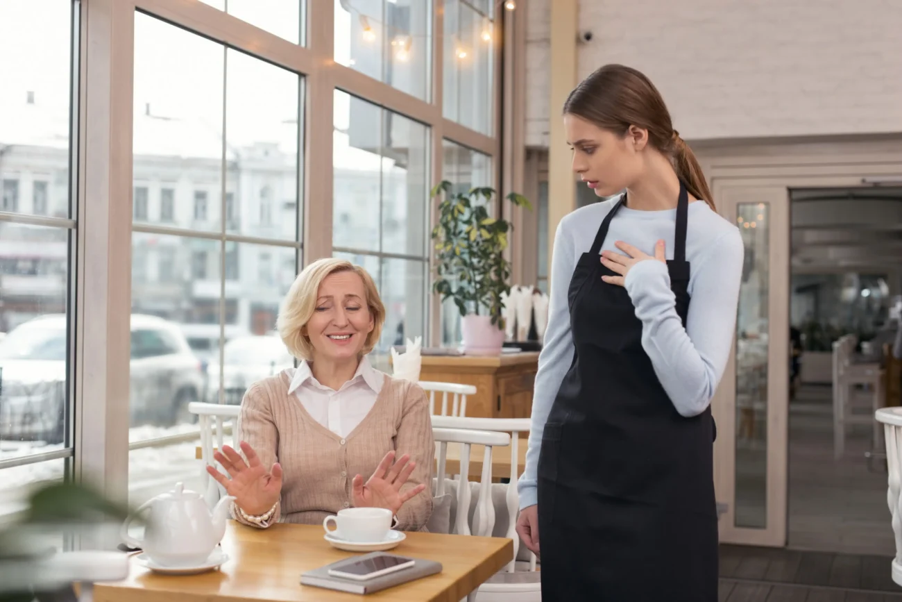 Slova prosím a děkuji by měla být ve slovníku každého z nás. Zdroj: Shutterstock | TVGURU.cz Žena v restauraci.