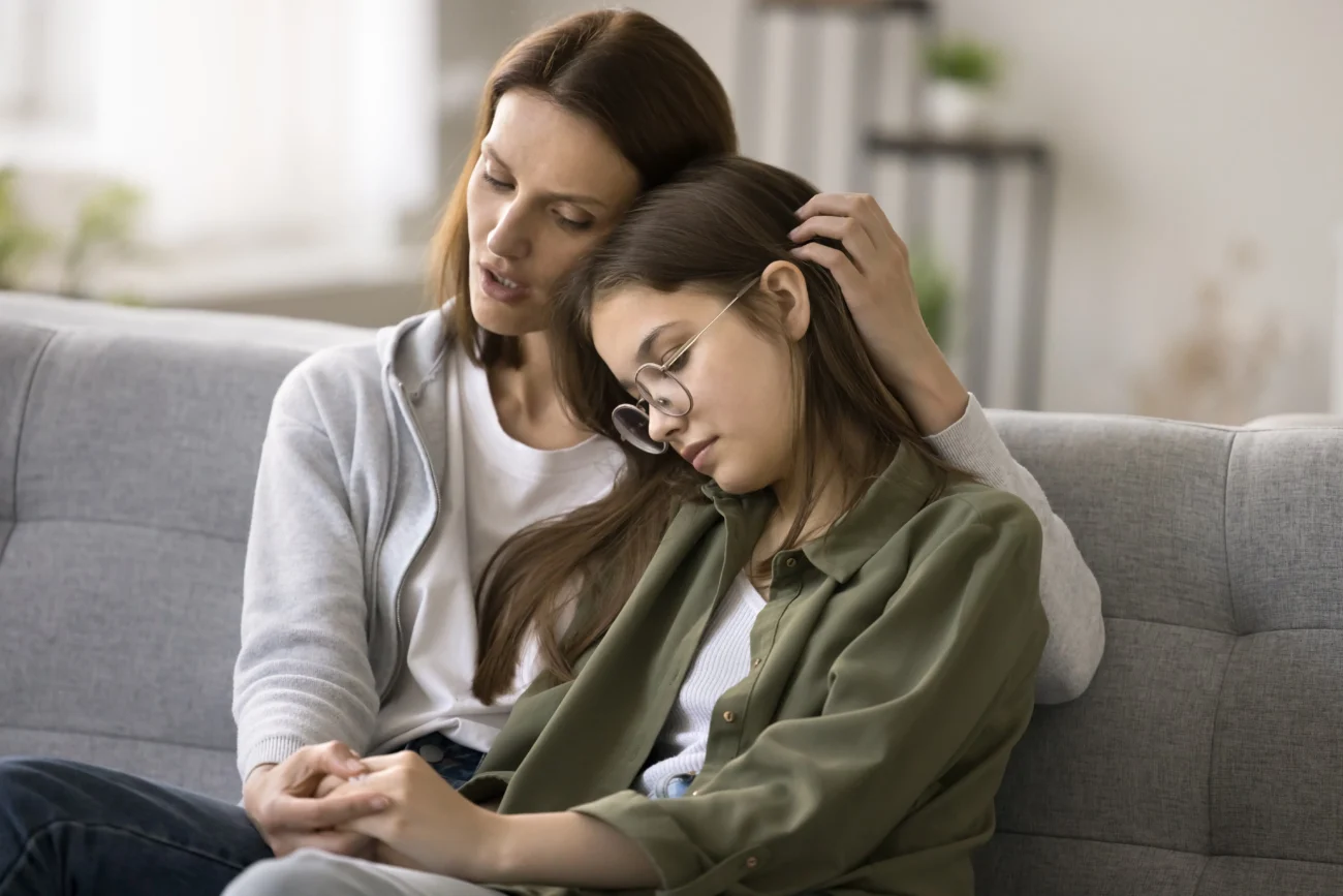 Poté, co je kletba prolomena, je důležitá také odvaha. Zdroj: Shutterstock | TVGURU.cz Maminka s dcerou na gauči.