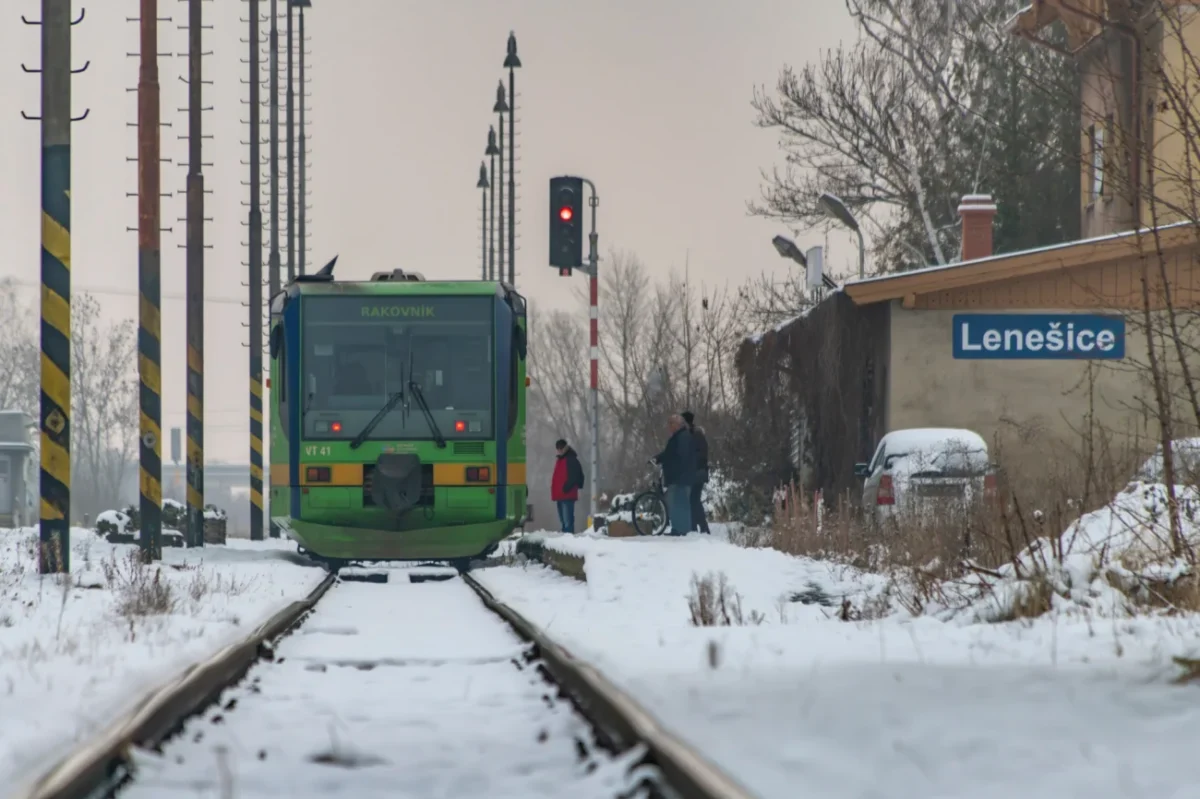 Vlakové nádraží v zimě.