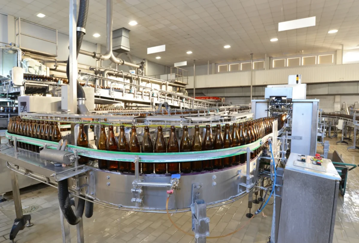 Linka s lahvemi piva.