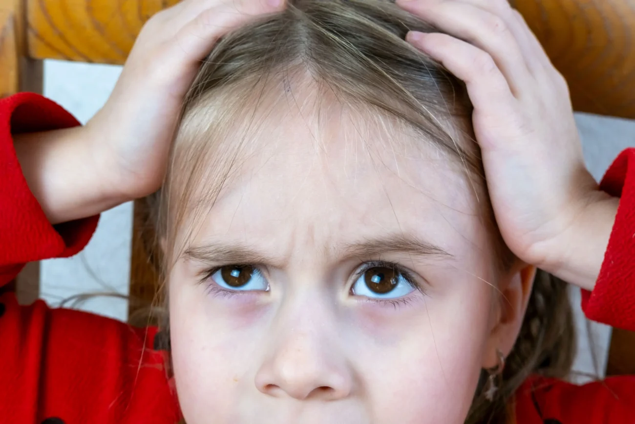 S rodinnou kletbou se potýkají i malé děti. Zdroj: Shutterstock | TVGURU.cz Dítě držící se za hlavu.