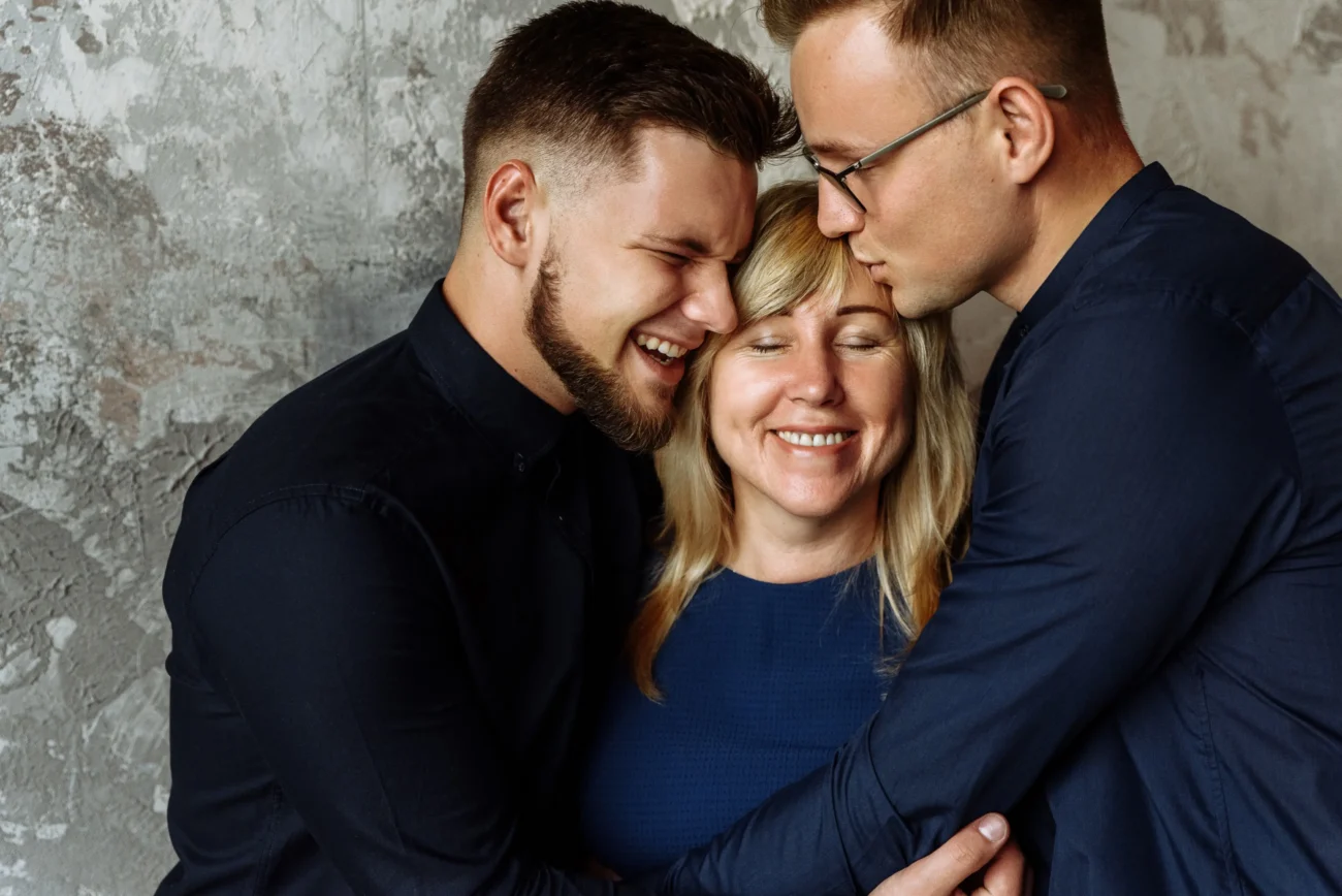 shutterstock_1280544250-2 | TVGURU.cz Maminka v objetí synů.
