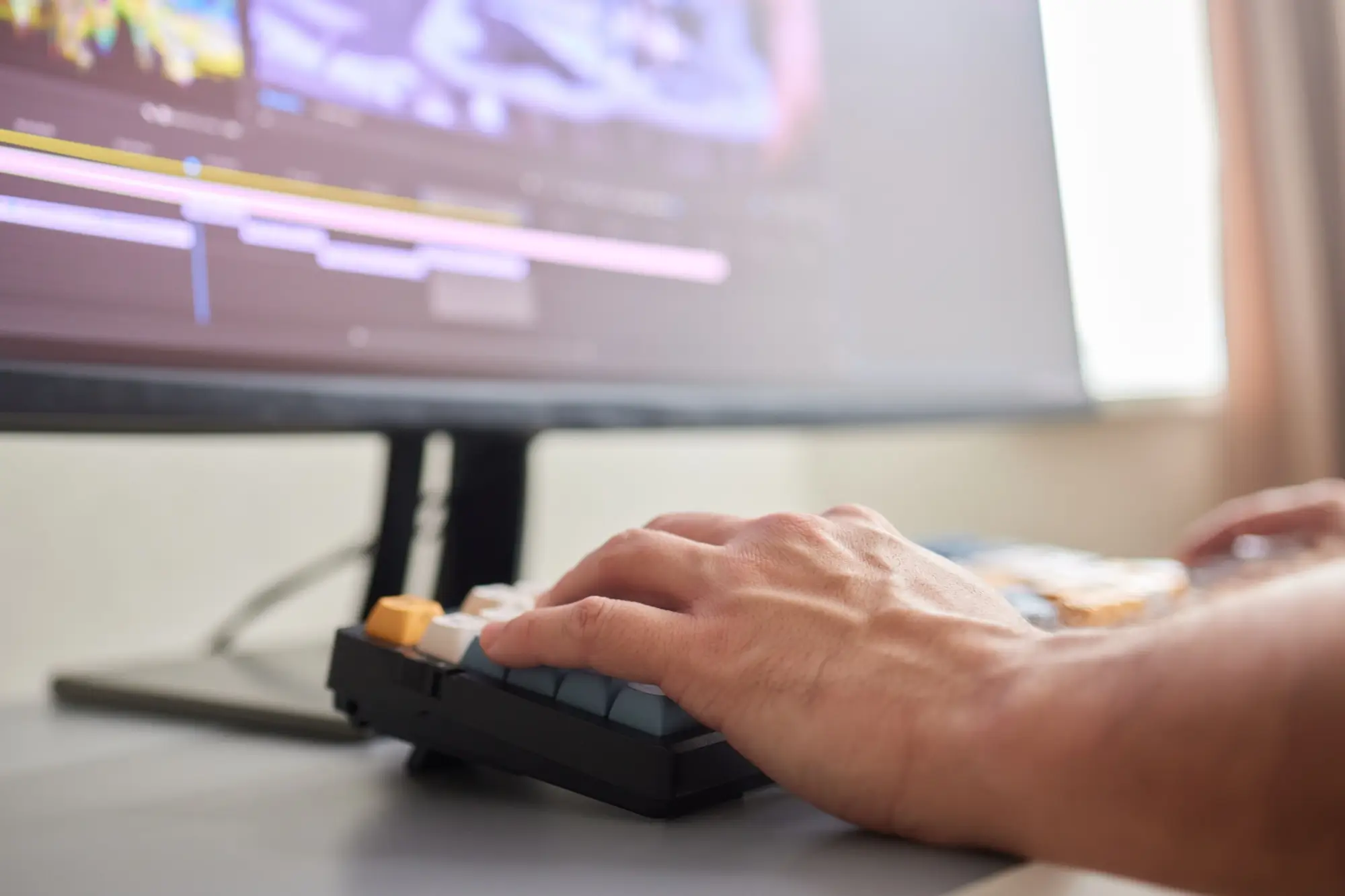 Shutterstock_2419902371 | TVGURU.cz muž pracuje na postprodukci audiovizuálního média