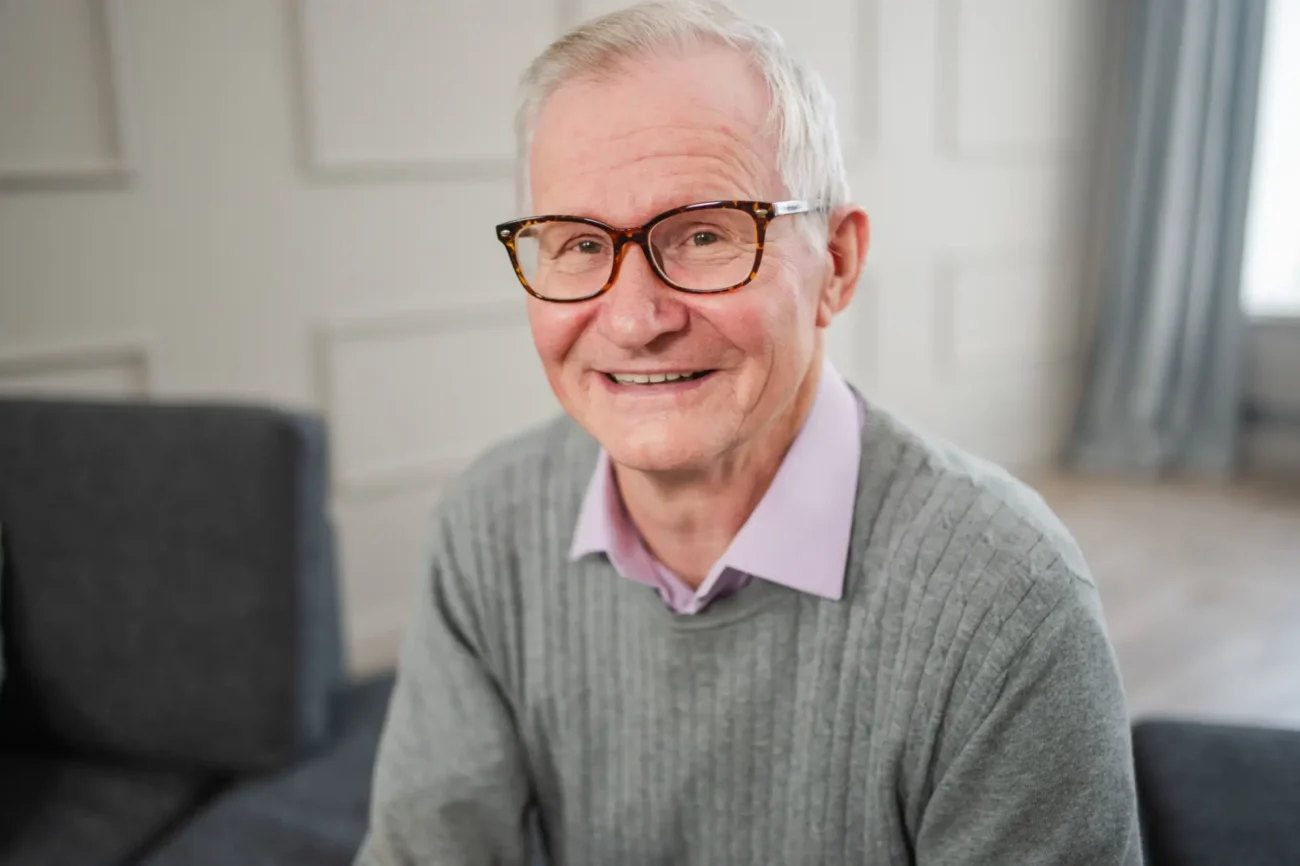 Dědeček (70 let) si celý život schovával tuhle blbinku za 1 Kčs. Dnes ji prodal za 1 milion | TVGURU.cz starý muž v brýlích se usmívá na fotografii