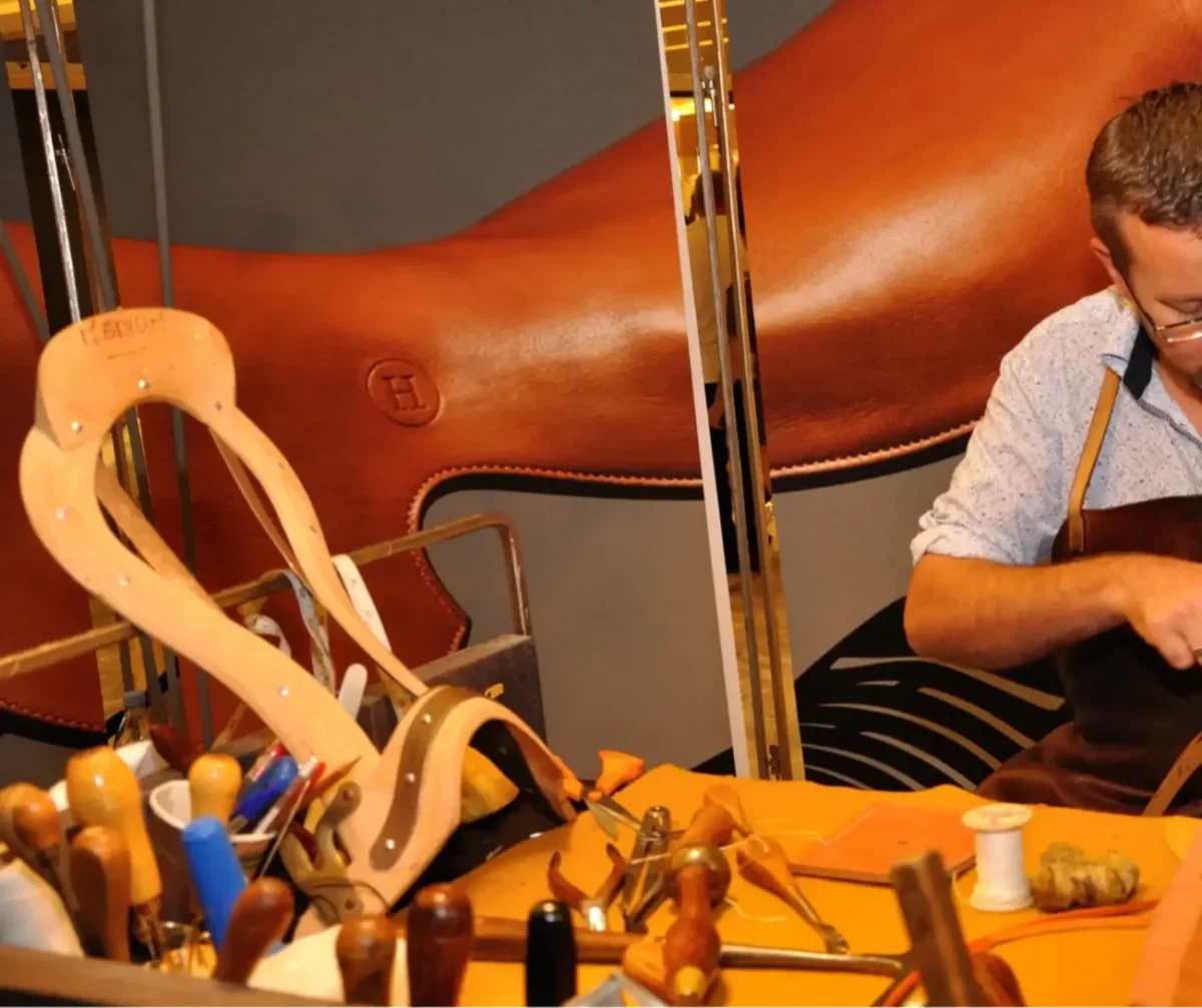 člověk pracuje rukama