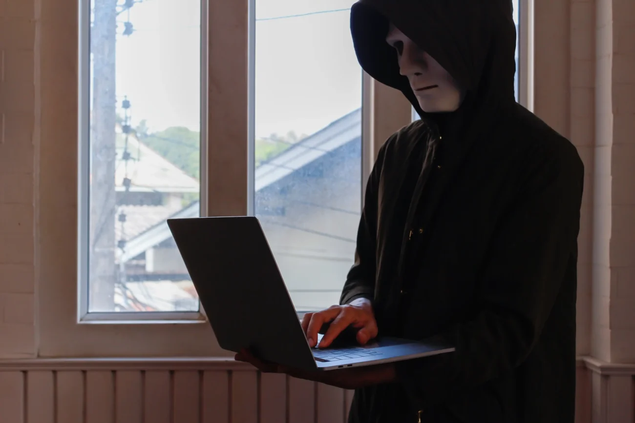 shutterstock_2506111617-2 | TVGURU.cz Hacker něco dělá na notebooku.