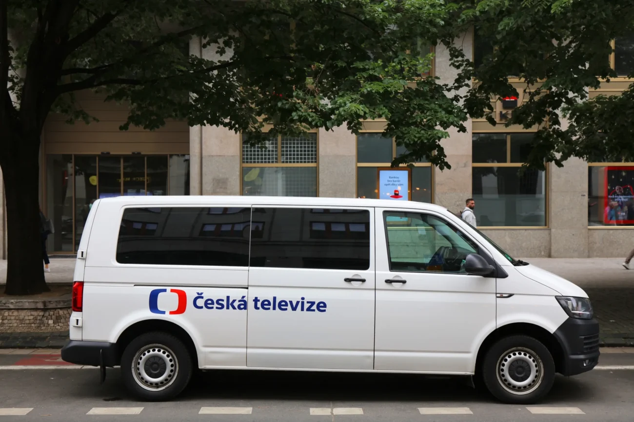 shutterstock_2512596039-2 | TVGURU.cz Zaparkované auto České televize.