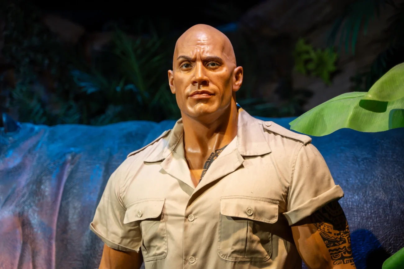 shutterstock_2548475835-2 | TVGURU.cz Dwayne Johnson jako vosková figurína z filmu Jumanji.